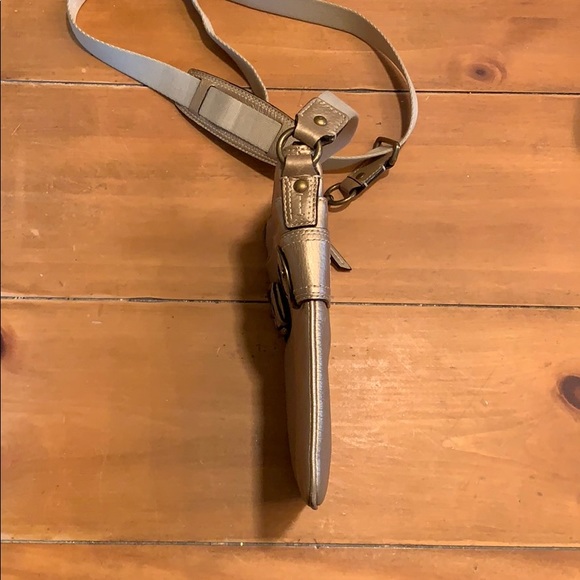 Crossbody gold metallic leather coach bag. - Picture 3 of 5